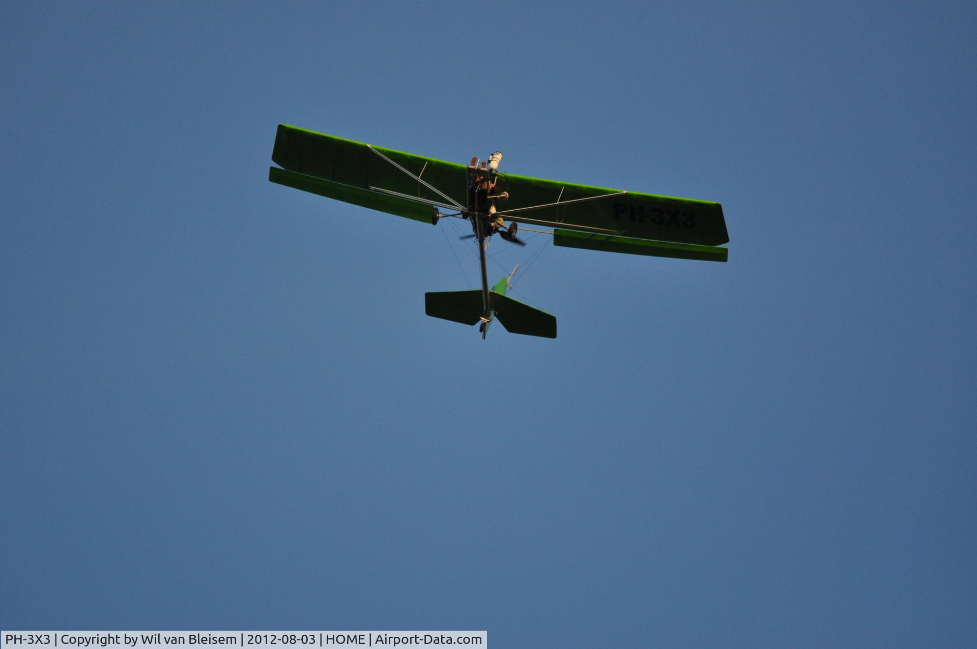 PH-3X3, 2005 Moyes Dragonfly C/N C89, Fly over on 3-8-2012, aprox 20:30 PM
