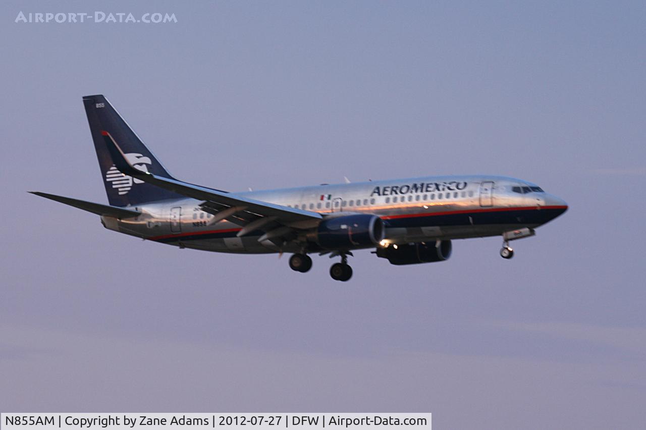 N855AM, 2004 Boeing 737-752 C/N 33792, Landing at DFW Airport