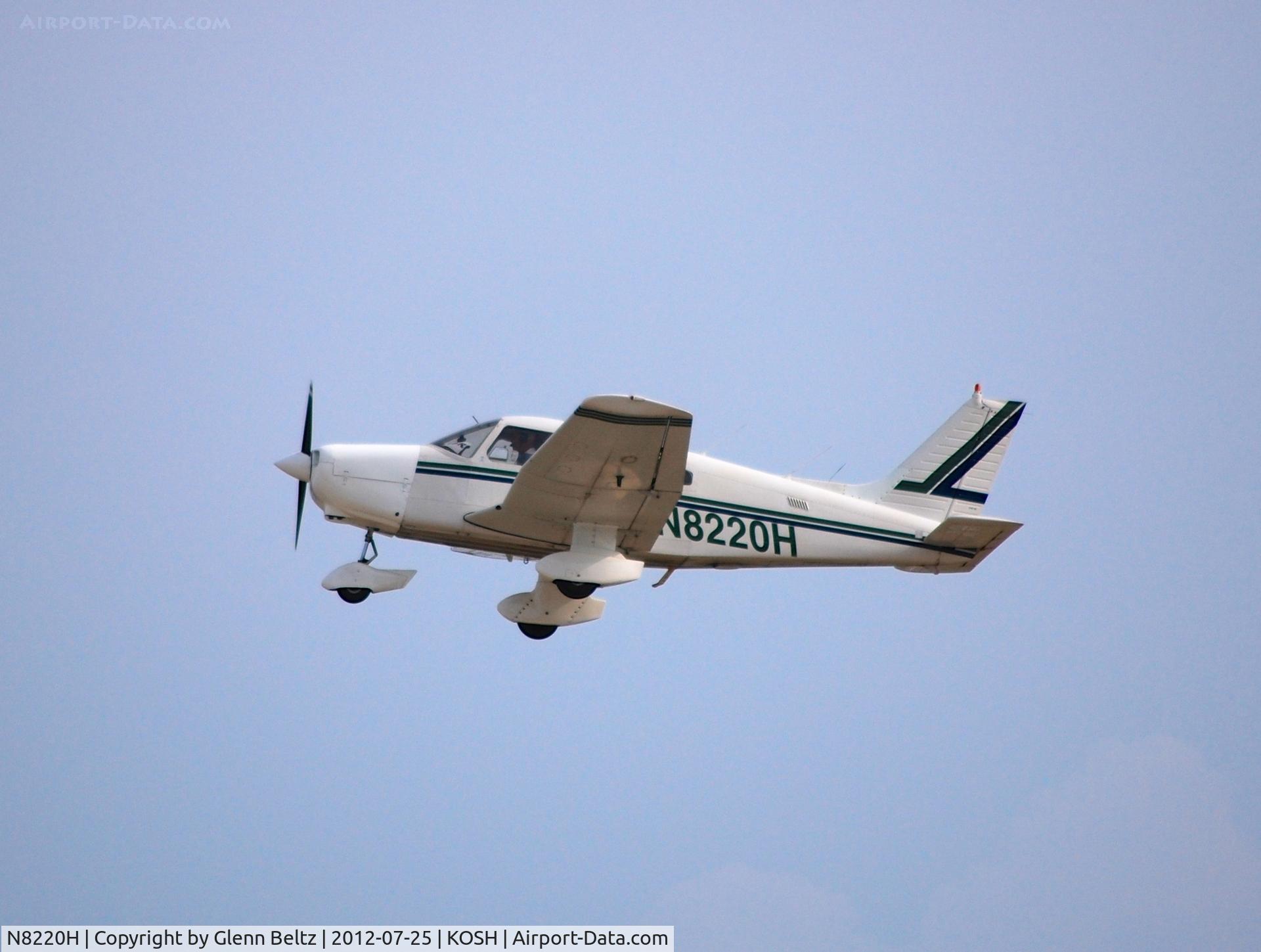 N8220H, 1982 Piper PA-28-161 C/N 28-8216112, Departing EAA Airventure/Oshkosh on 25 July 2012.