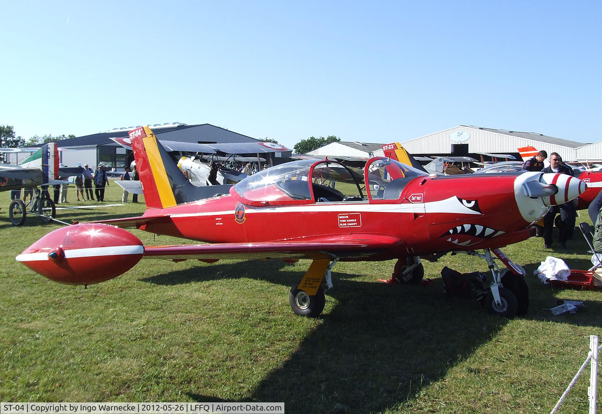 ST-04, SIAI-Marchetti SF-260MB C/N 10-04, SIAI-Marchetti SF.260M+ of the 'Diables Rouges / Red Devils' aerobatic team of the Belgian Air Force at the Meeting Aerien 2012, La-Ferte-Alais