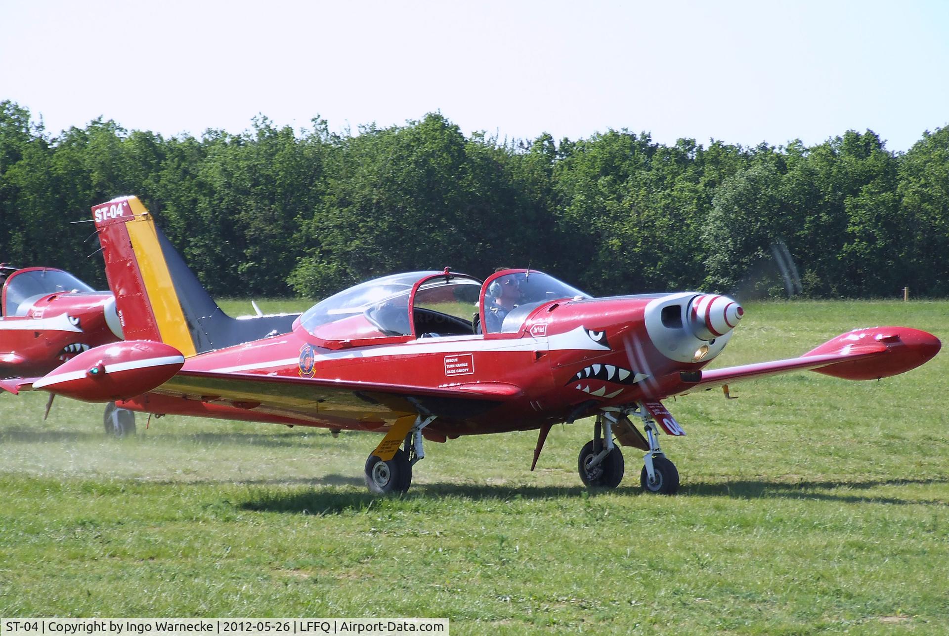ST-04, SIAI-Marchetti SF-260MB C/N 10-04, SIAI-Marchetti SF.260M+ of the 'Diables Rouges / Red Devils' aerobatic team of the Belgian Air Force at the Meeting Aerien 2012, La-Ferte-Alais