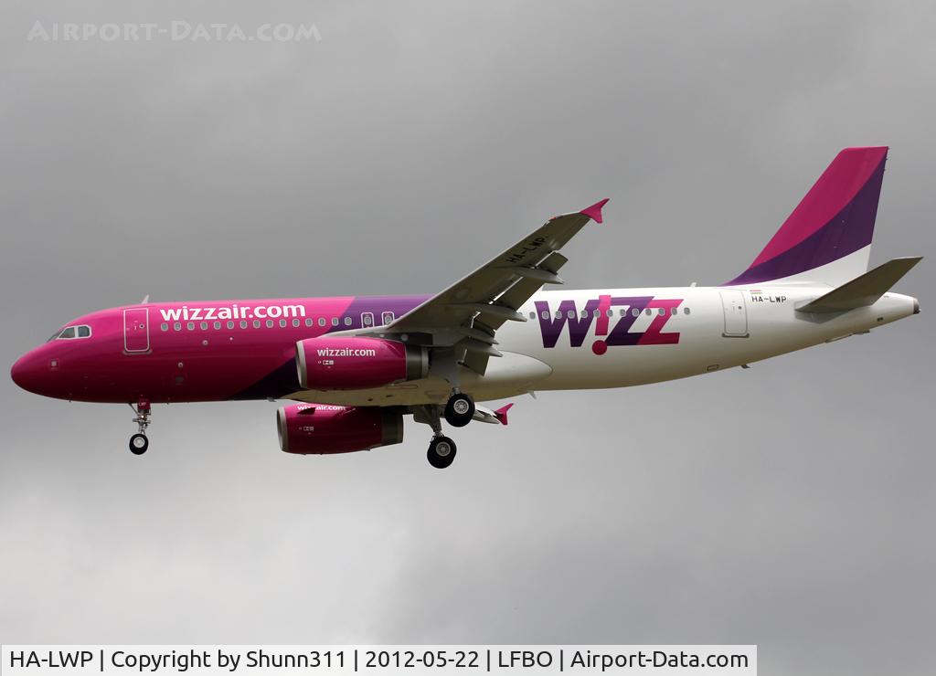 HA-LWP, 2012 Airbus A320-232 C/N 5139, Landing rwy 32L