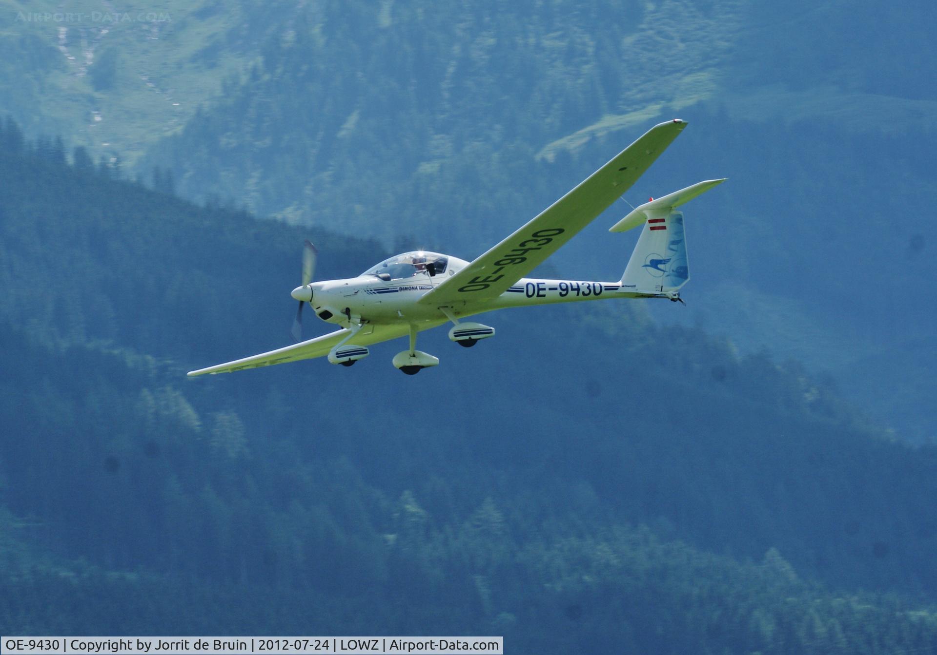 OE-9430, 2000 Diamond HK-36TTC Super Dimona C/N 36682, This Diamond aircraft is a busy one. The whole afternoon he is flying circuits to launch gliders. Now he is on the fast approach of runway 08 at Zell am See to hurry up for the next bouncy launching.