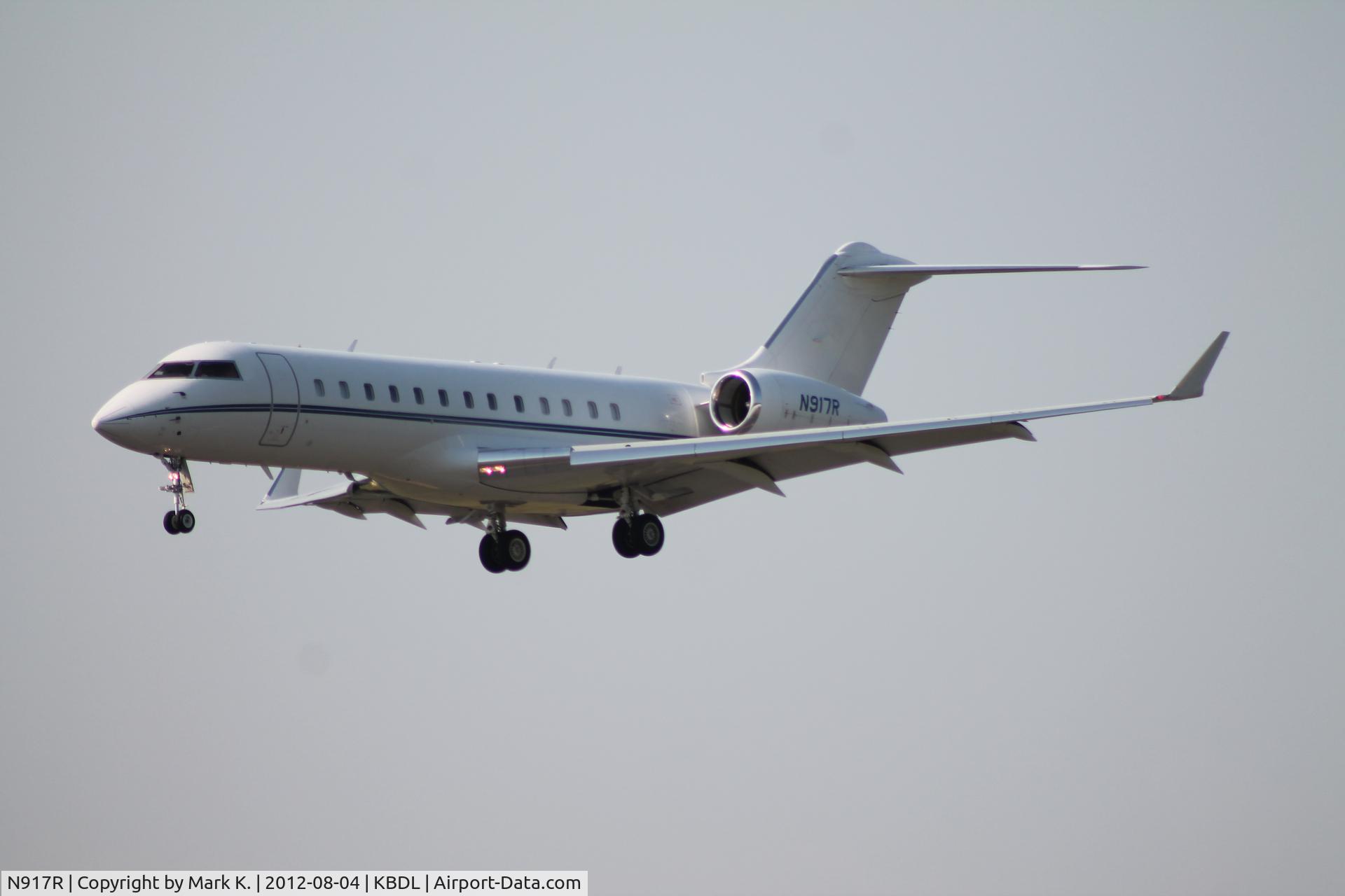 N917R, 1998 Bombardier BD-700-1A10 Global Express C/N 9008, N917R on final for runway 24.