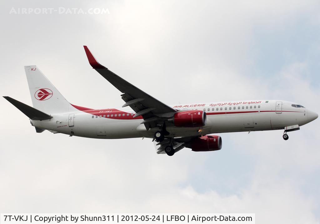 7T-VKJ, 2011 Boeing 737-8D6 C/N 40864, Landing rwy 32L