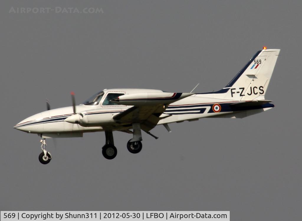 569, Cessna 310R II C/N 310R0569, Landing rwy 32R