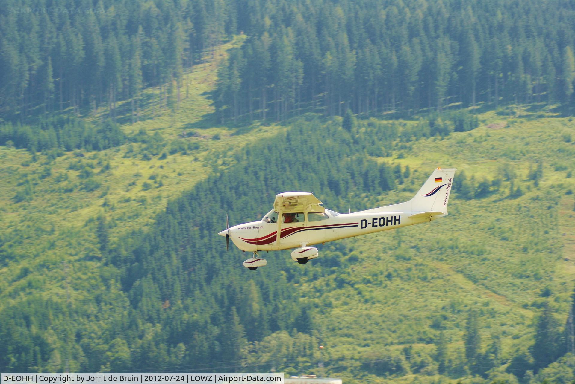 D-EOHH, Reims F172N Skyhawk C/N 1804, One of the many German Cessna's was visiting the sunny Zell Am See Flugplatz. It's landing was superb.