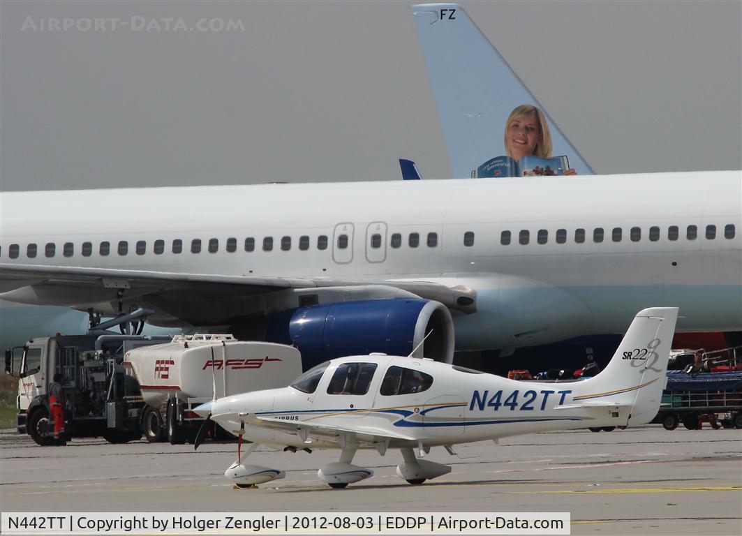 N442TT, 2004 Cirrus SR22 C/N 1012, This flea seems to be observed by a lady....