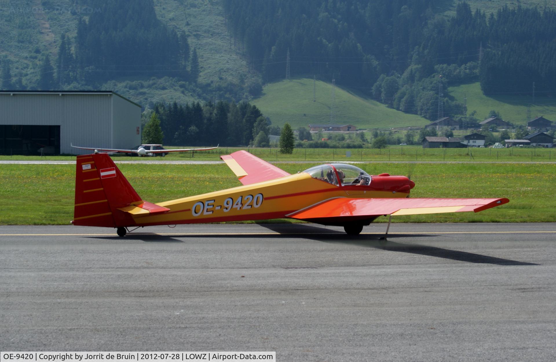 OE-9420, Scheibe SF-25C Falke C/N 44339, Taxing to holding point runway 08 at Zell am See for the sunny Alpenflug to St. Johann airport.