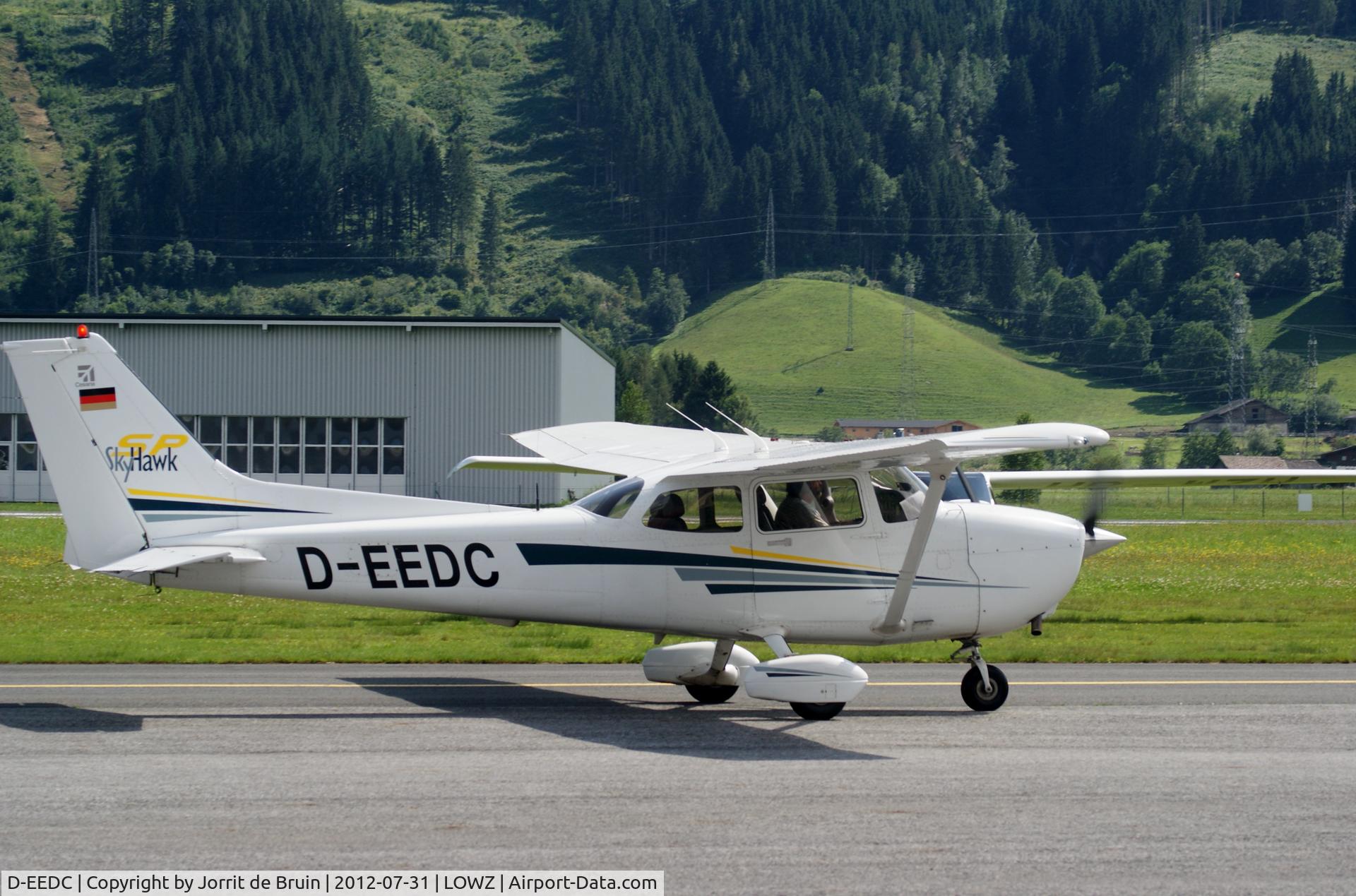 D-EEDC, Cessna 172S Skyhawk C/N 172S-09024, Taxiing to runway 08 approaching the evening for a nice Alpenflug.
