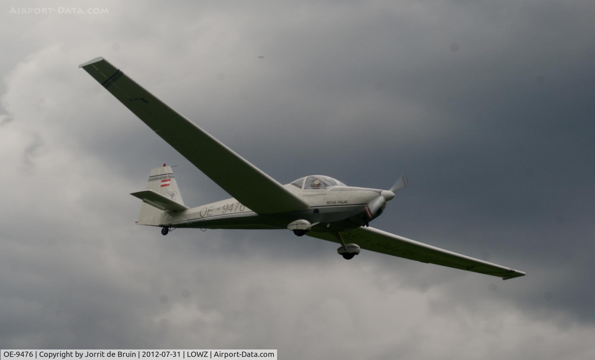 OE-9476, Scheibe SF-25C Falke C/N 44600, Just on time for the heavy weather which you see at the background. Now about to land at runway 08 at the cloudy Zell am See.