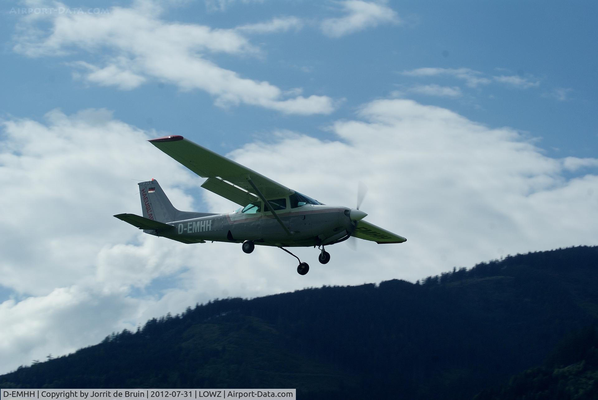 D-EMHH, 1980 Cessna 172RG Cutlass RG Cutlass RG C/N 172RG0198, On the final approach of runway 08 at Zell am See.