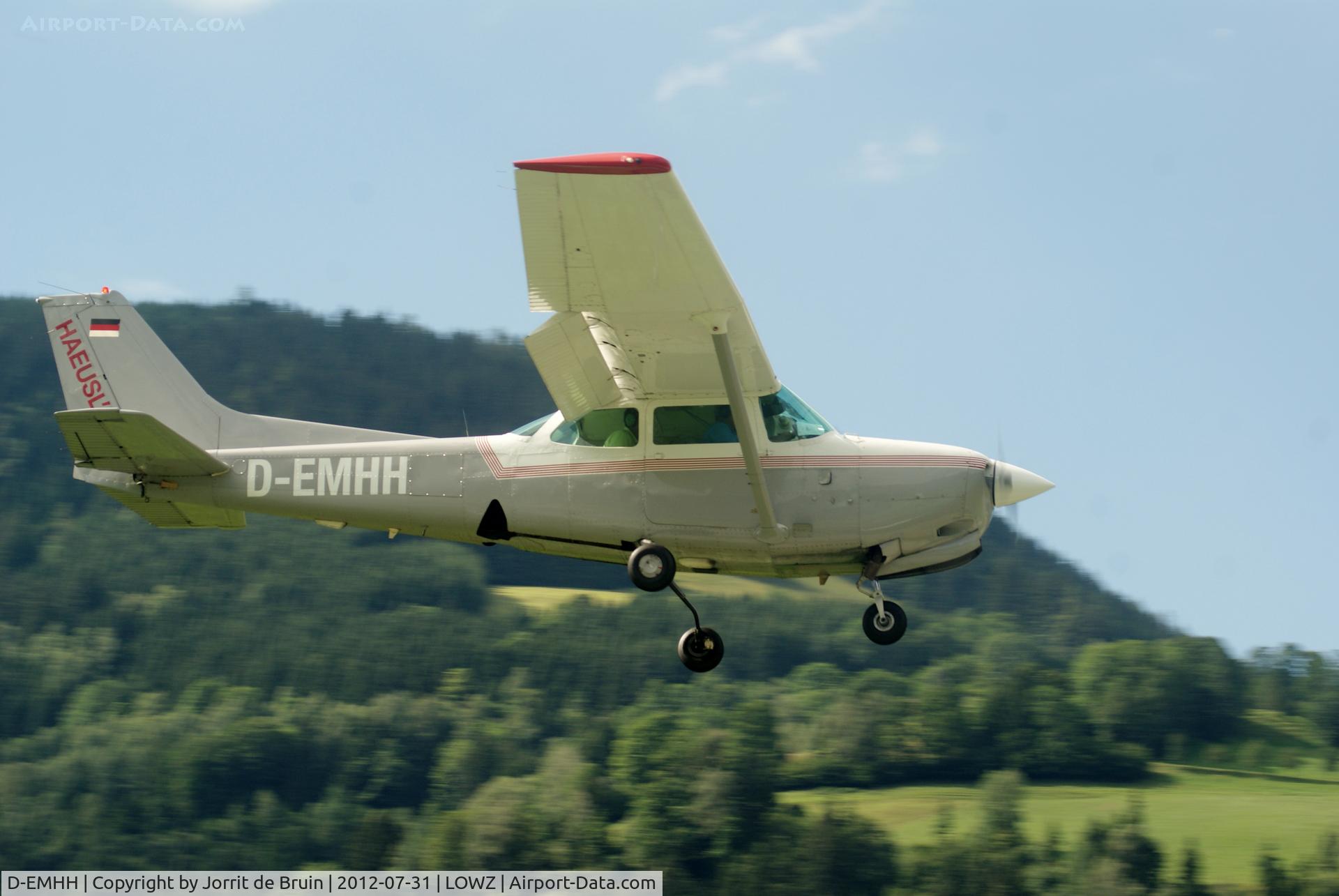 D-EMHH, 1980 Cessna 172RG Cutlass RG Cutlass RG C/N 172RG0198, A close picture of the landing D-EMHH. It is hanging right before the runway 08 at Zell am See.