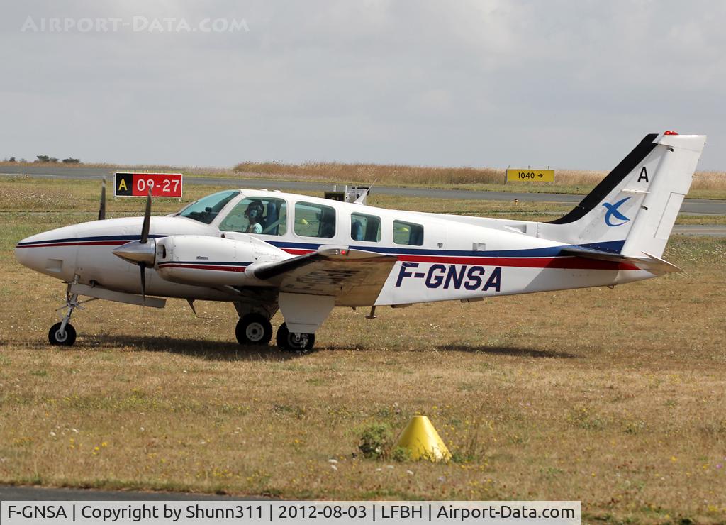 F-GNSA, Beech 58 Baron C/N TH-1701, Taxiing in the grass for parking...