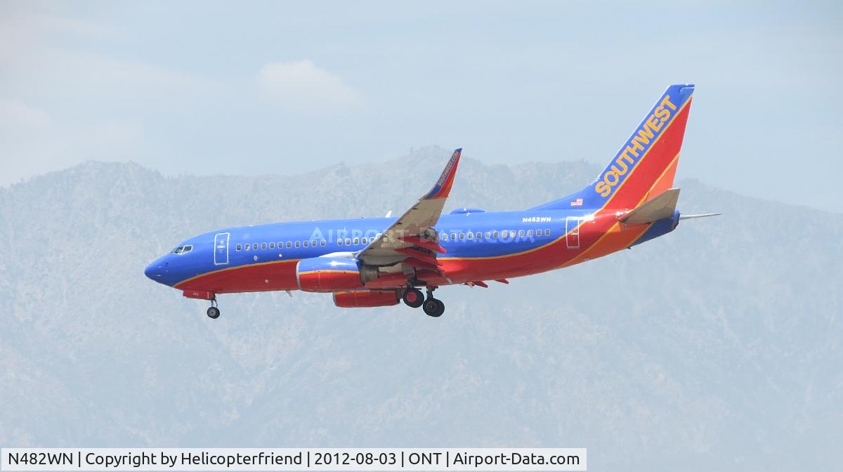 N482WN, 2004 Boeing 737-7H4 C/N 29852, On final for 26R