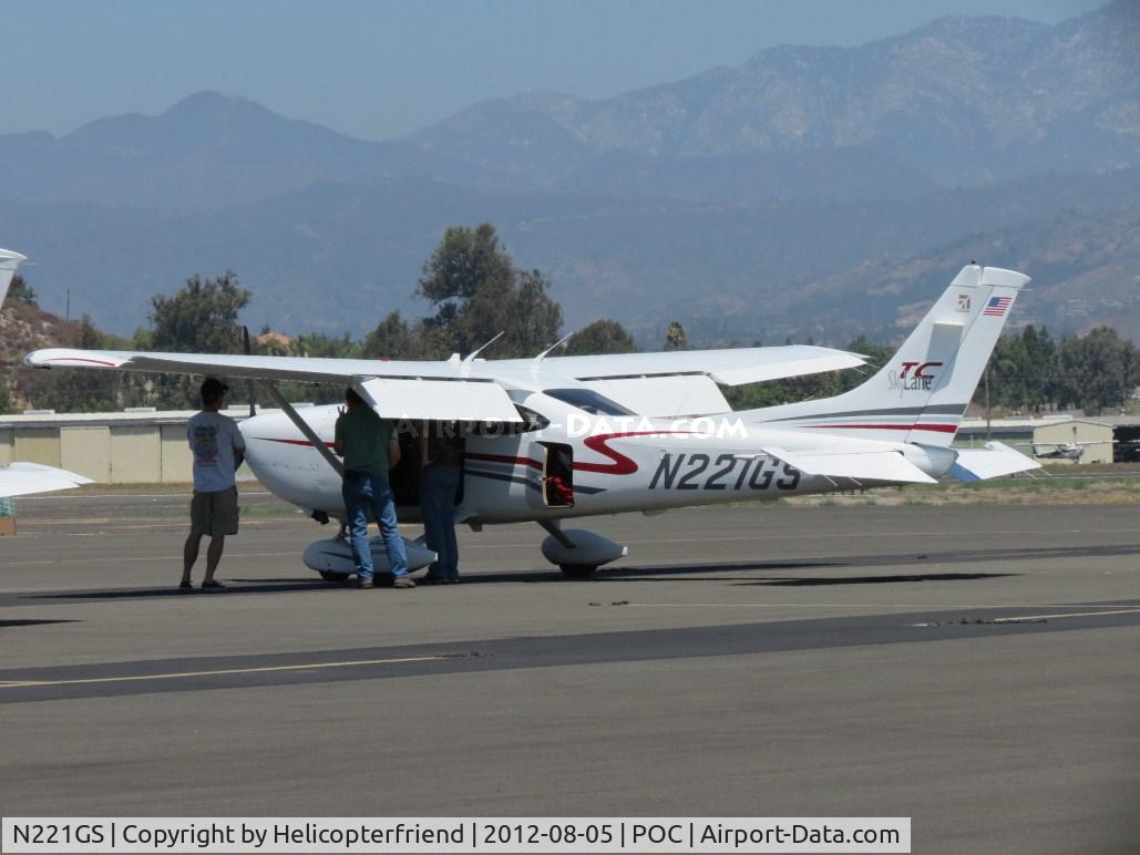 N221GS, 2001 Cessna T182T Turbo Skylane C/N T18208034, Just shut down and parked in transient parking