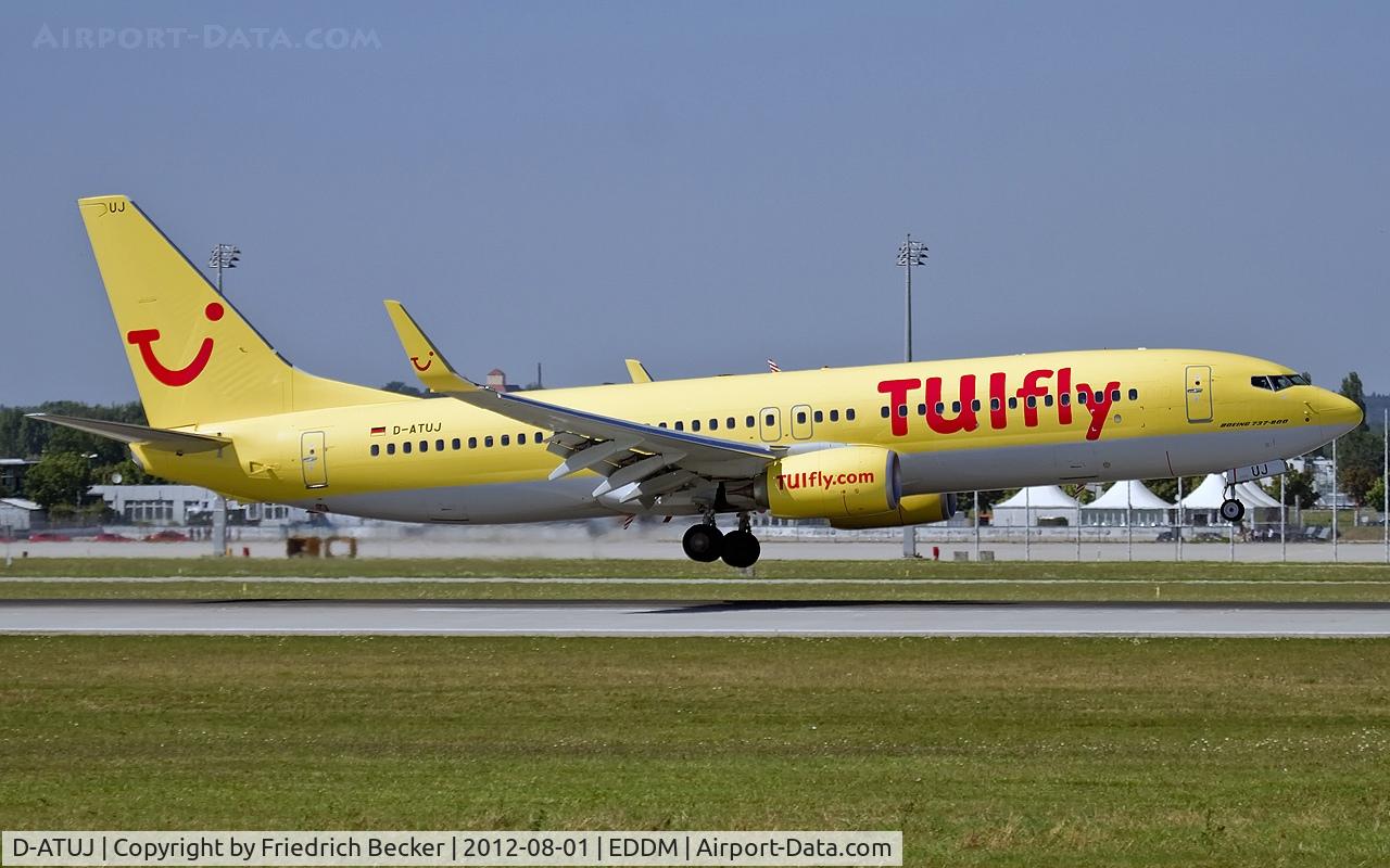 D-ATUJ, 2012 Boeing 737-8K5 C/N 39923, moments prior touchdown