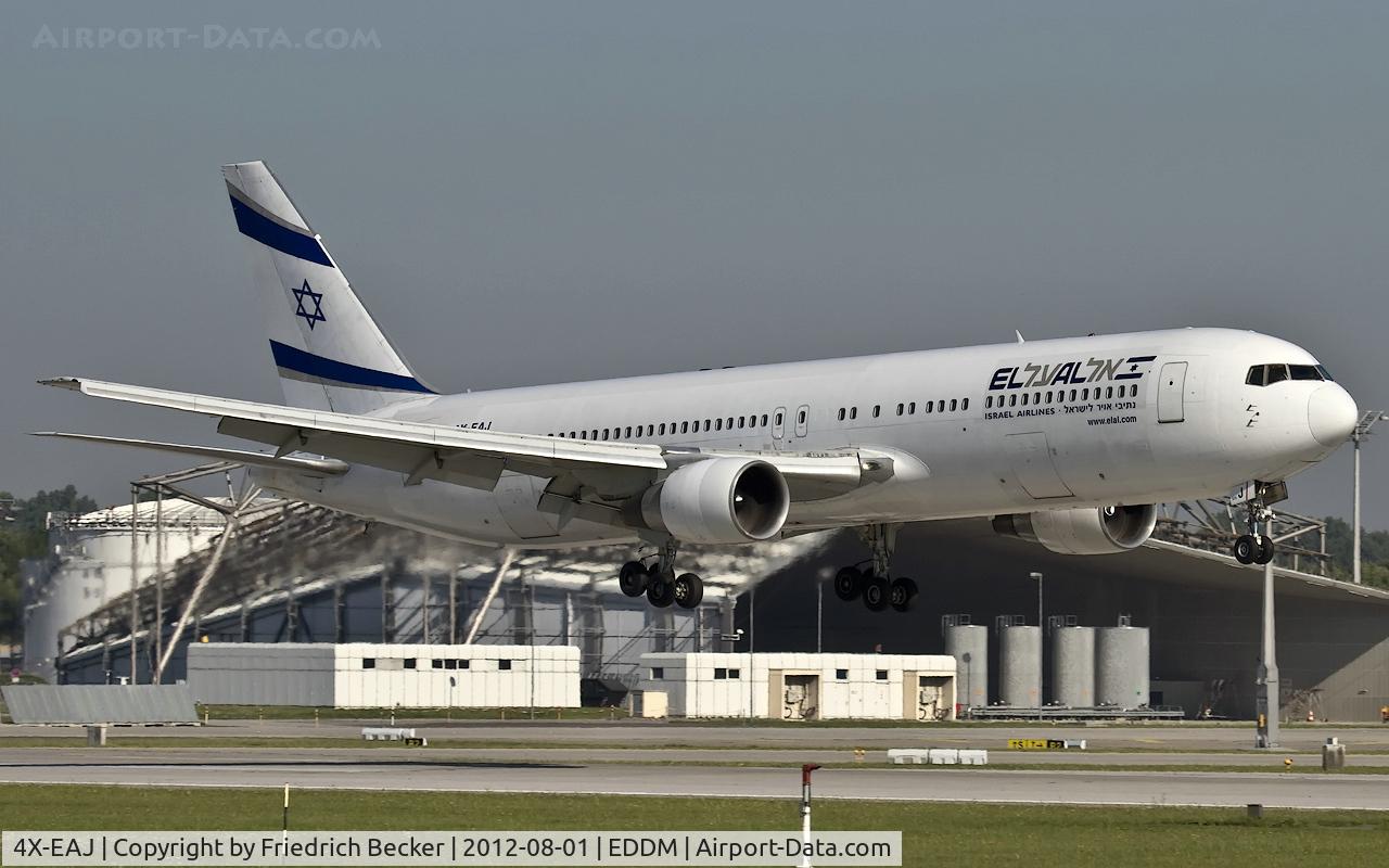 4X-EAJ, 1991 Boeing 767-330/ER C/N 25208/381, moments prior touchdown