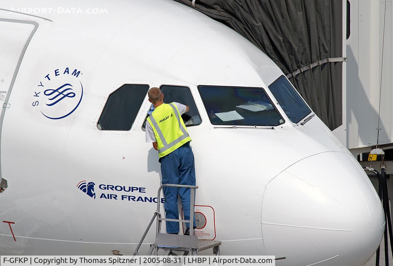 F-GFKP, 1990 Airbus A320-211 C/N 0133, window cleaner at work.... :-)