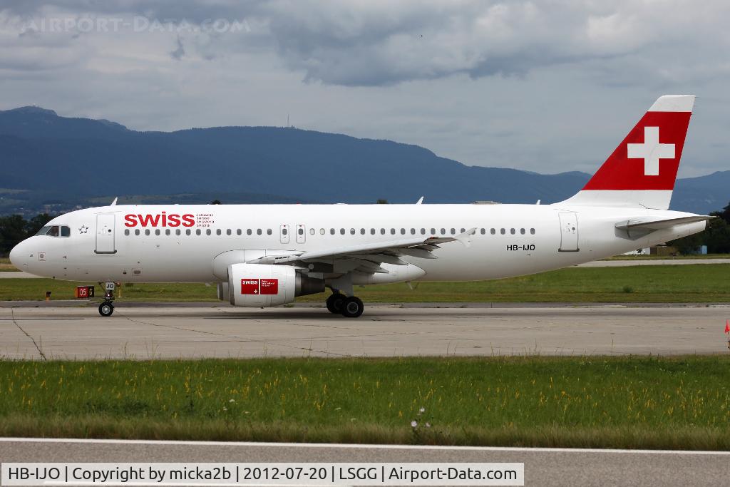 HB-IJO, 1997 Airbus A320-214 C/N 673, Taxiing to departure