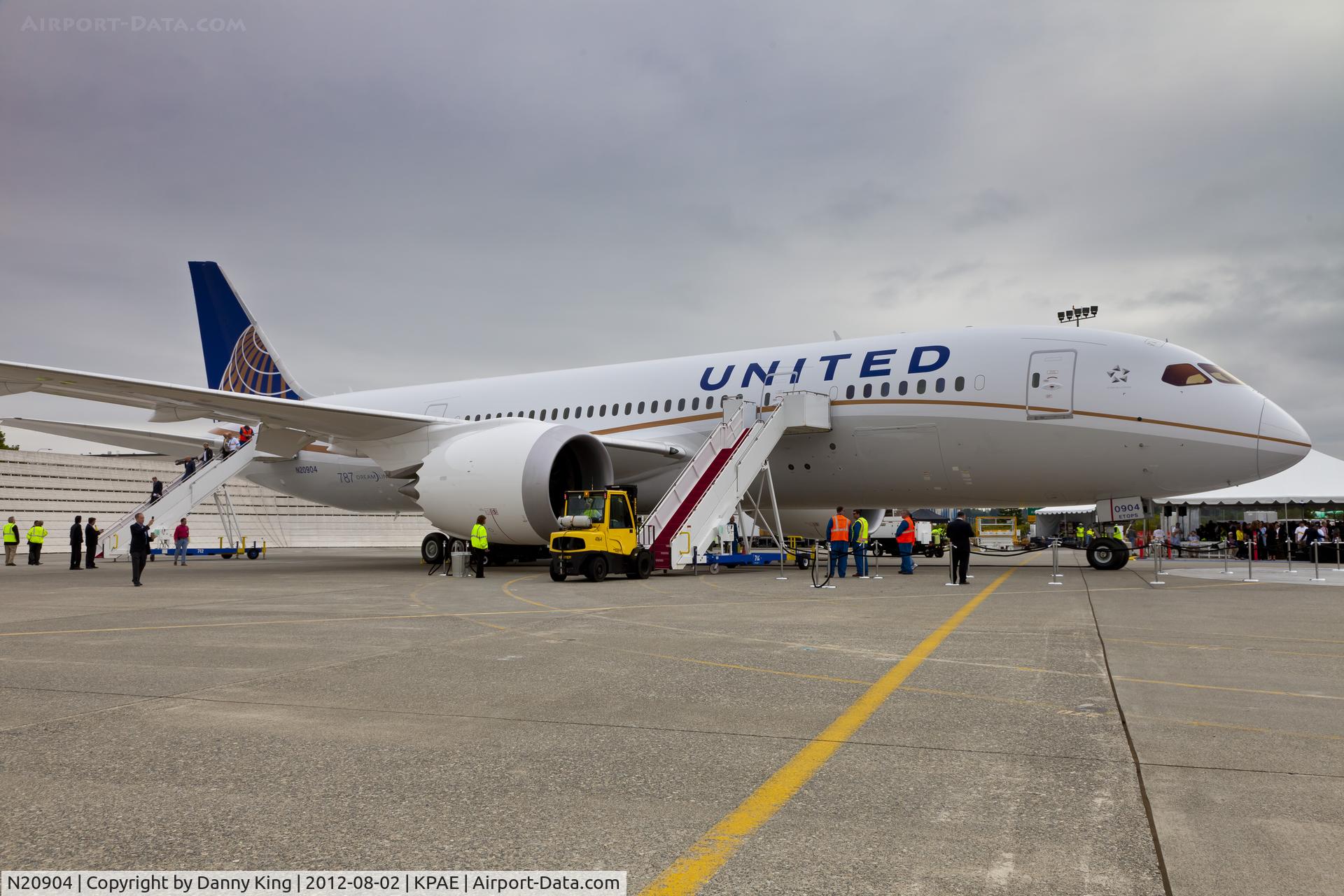 N20904, 2012 Boeing 787-8 Dreamliner C/N 34824, The plane is fresh out of the paint shop. This is the first time United Airlines Execs get a chance to see there first 787.