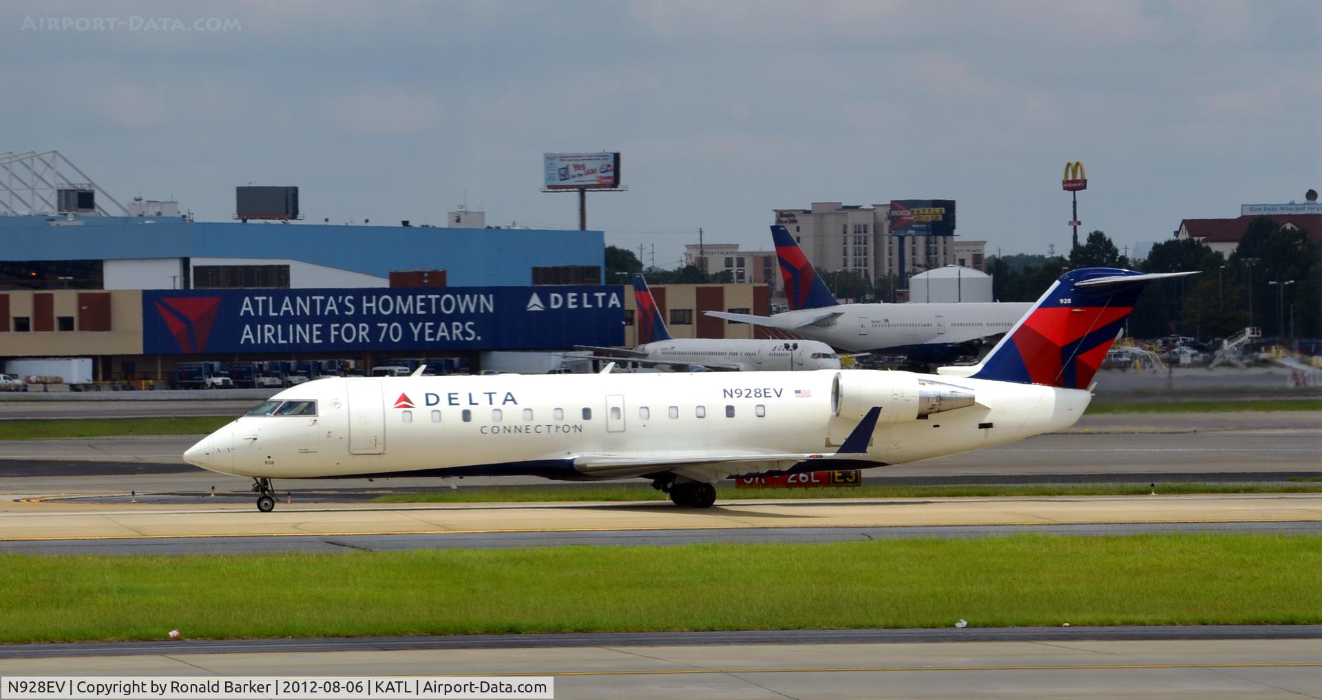 N928EV, 2004 Bombardier CRJ-200LR (CL-600-2B19) C/N 8006, Taxi ATL