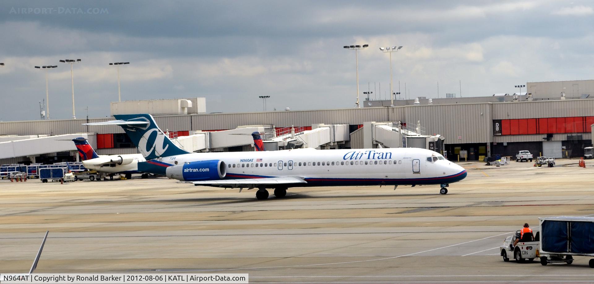 N964AT, 2001 Boeing 717-200 C/N 55025, Taxi Atlanta