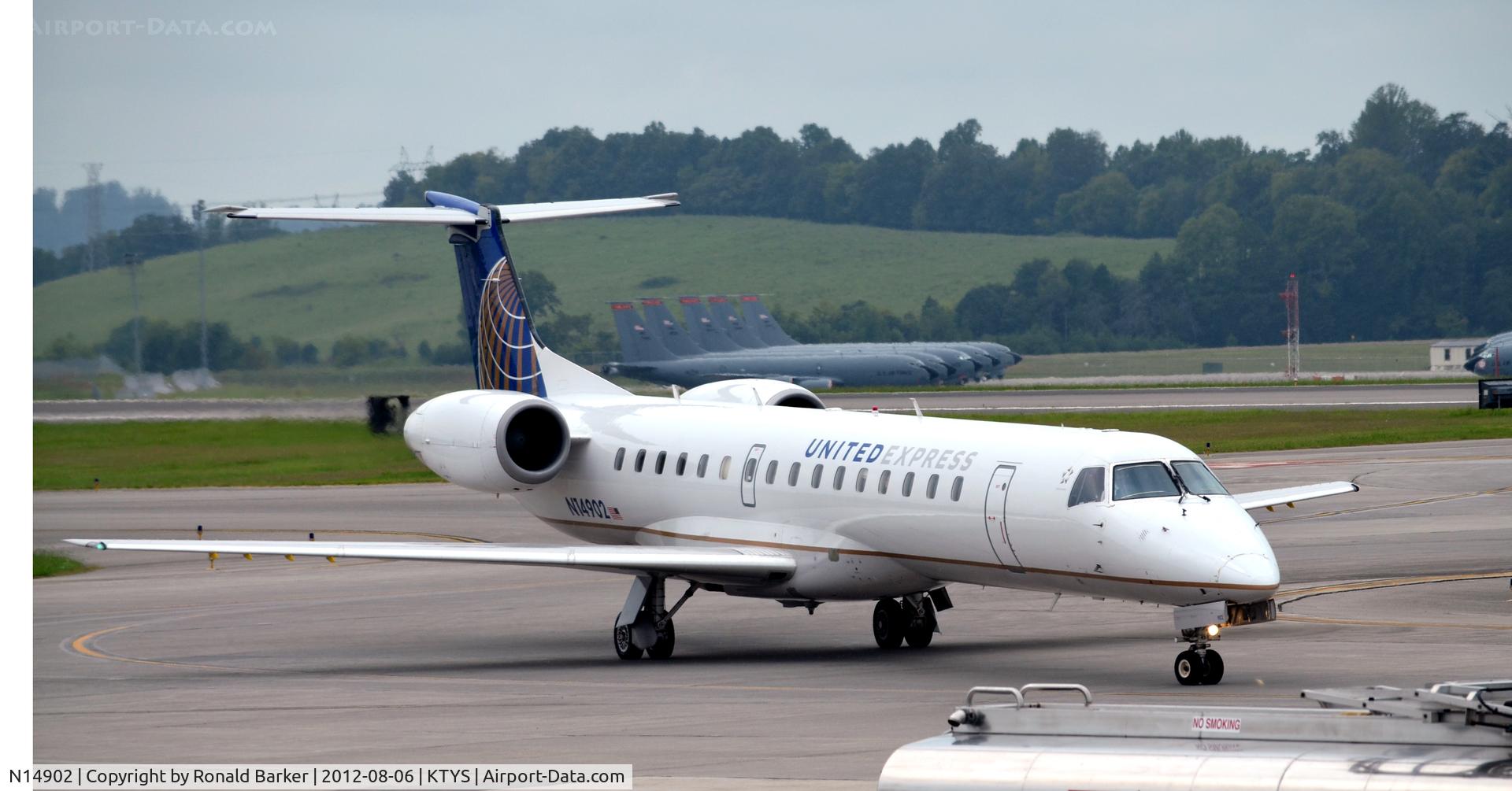 N14902, 2001 Embraer ERJ-145LR (EMB-145LR) C/N 145496, Taxi Knoxville