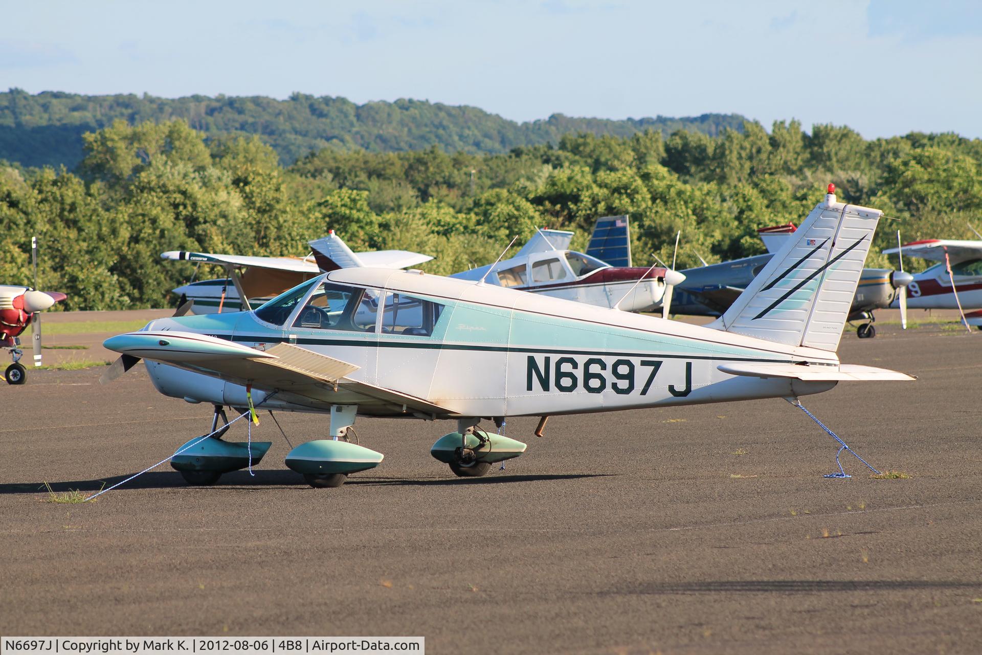N6697J, 1968 Piper PA-28-140 C/N 28-24390, Piper 97J parked at Robertson.