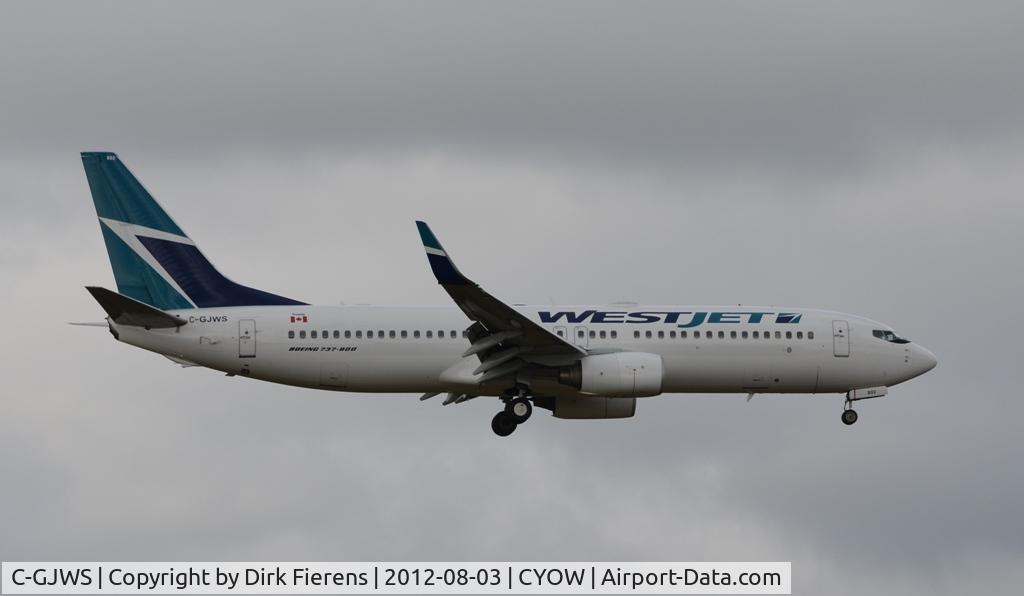 C-GJWS, 2005 Boeing 737-8CT C/N 34152, Landing on rwy 32.