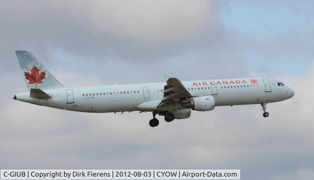 C-GIUB, 2001 Airbus A321-211 C/N 1623, Apptoaching rwy 32.