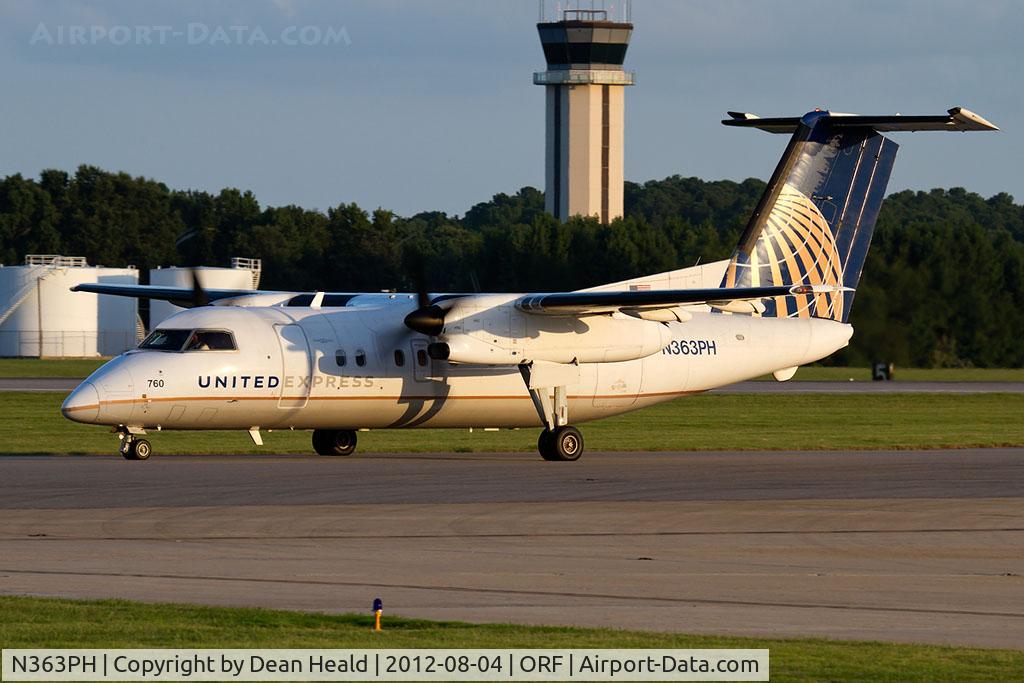 N363PH, 1998 Bombardier DHC-8-202 Dash 8 C/N 520, United Express (Commutair) N363PH (FLT UCA4822) taxiing to RWY 23 for departure to Washington Dulles Int'l (KIAD).