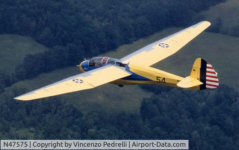 N47575, 1942 Schweizer SGS 2-8 C/N 54, Landing at Harris Hill, Elmira, NY.