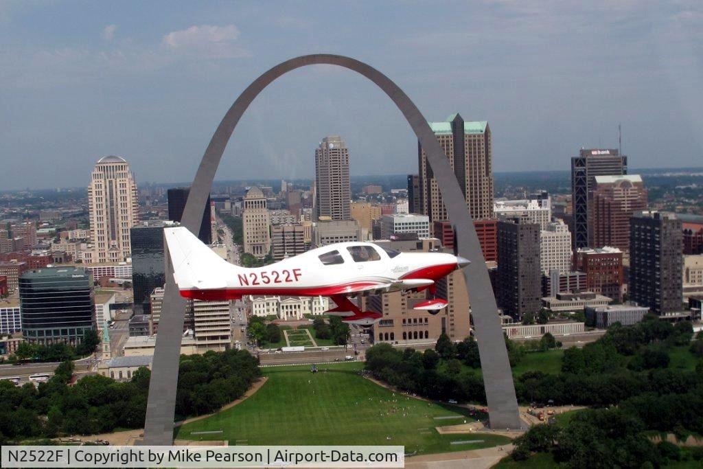 N2522F, 2004 Lancair LC41-550FG C/N 41049, Flying past the St Louis Arch