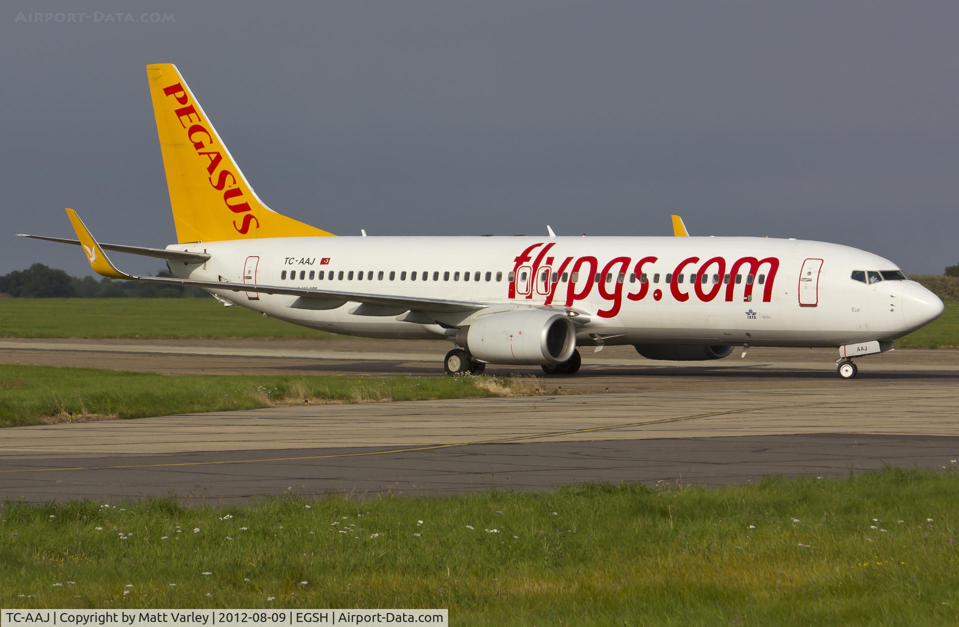 TC-AAJ, 2009 Boeing 737-82R C/N 35702, Taxiing to the terminal at NWI.