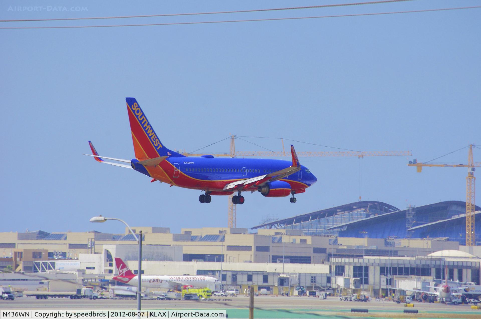 N436WN, 2003 Boeing 737-7H4 C/N 32456, Southwest 737 on on approach with Tom Bradley construction in background.