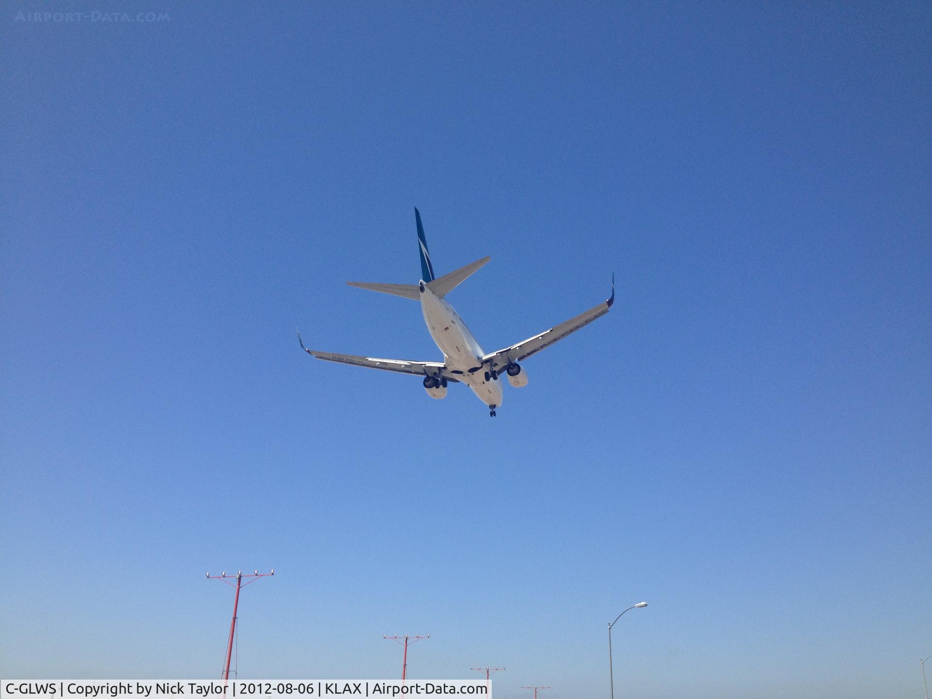 C-GLWS, 2001 Boeing 737-76N C/N 32581, Landing 24R