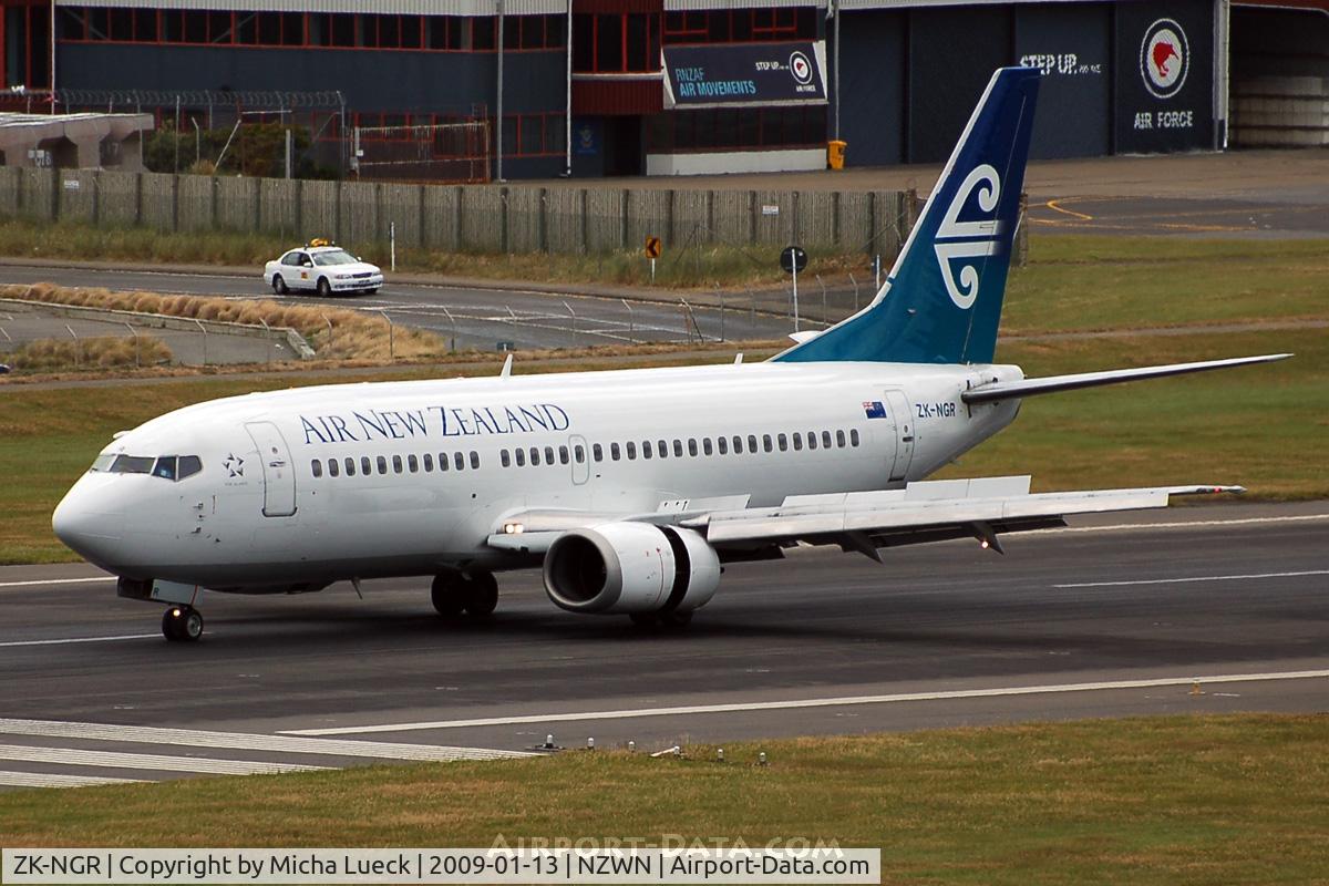 ZK-NGR, 1998 Boeing 737-33A C/N 27460, At Wellington