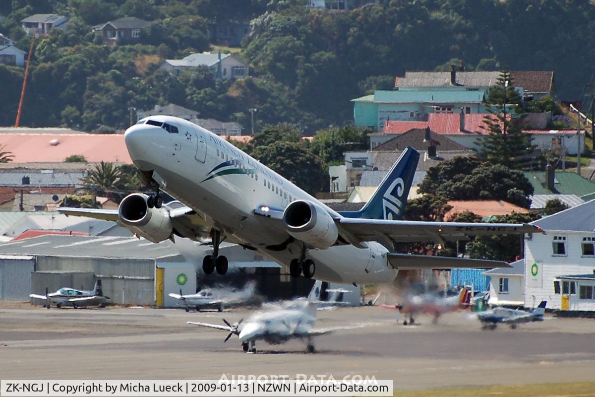 ZK-NGJ, 1999 Boeing 737-319 C/N 25609, At Wellington