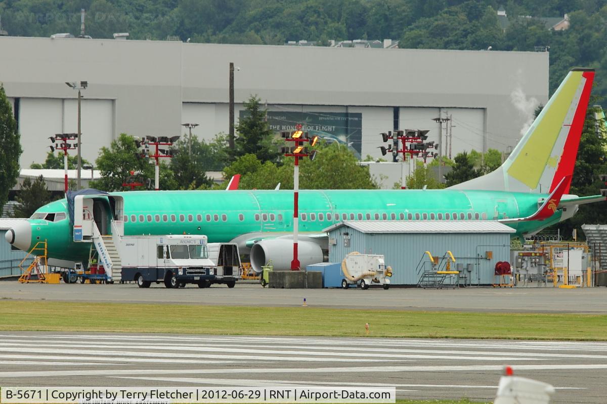 B-5671, 2012 Boeing 737-87L C/N 39153, B737 for Shenzen on pre-flight checks at Renton
