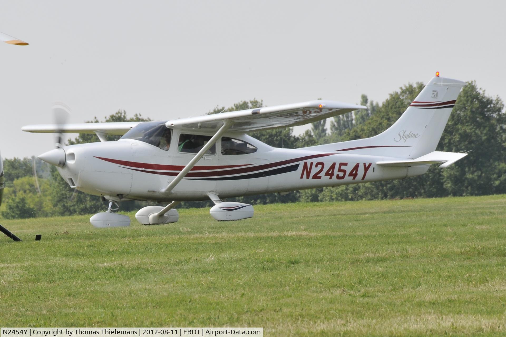 N2454Y, 2000 Cessna 182S Skylane C/N 18280918, Fly In