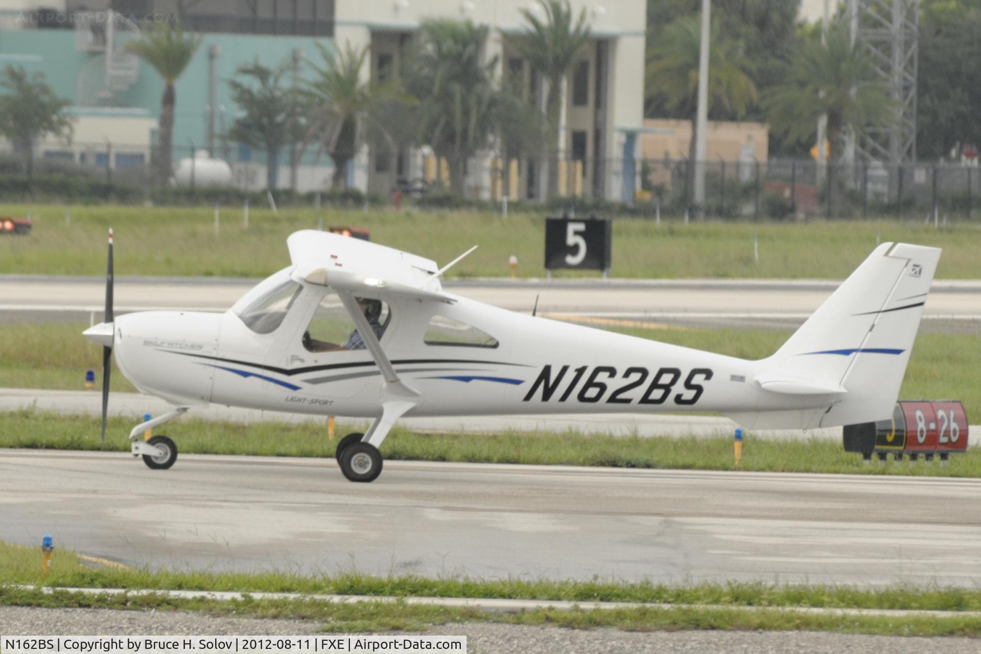 N162BS, Cessna 162 Skycatcher C/N 16200006, lined up for takeoff on Runway 8