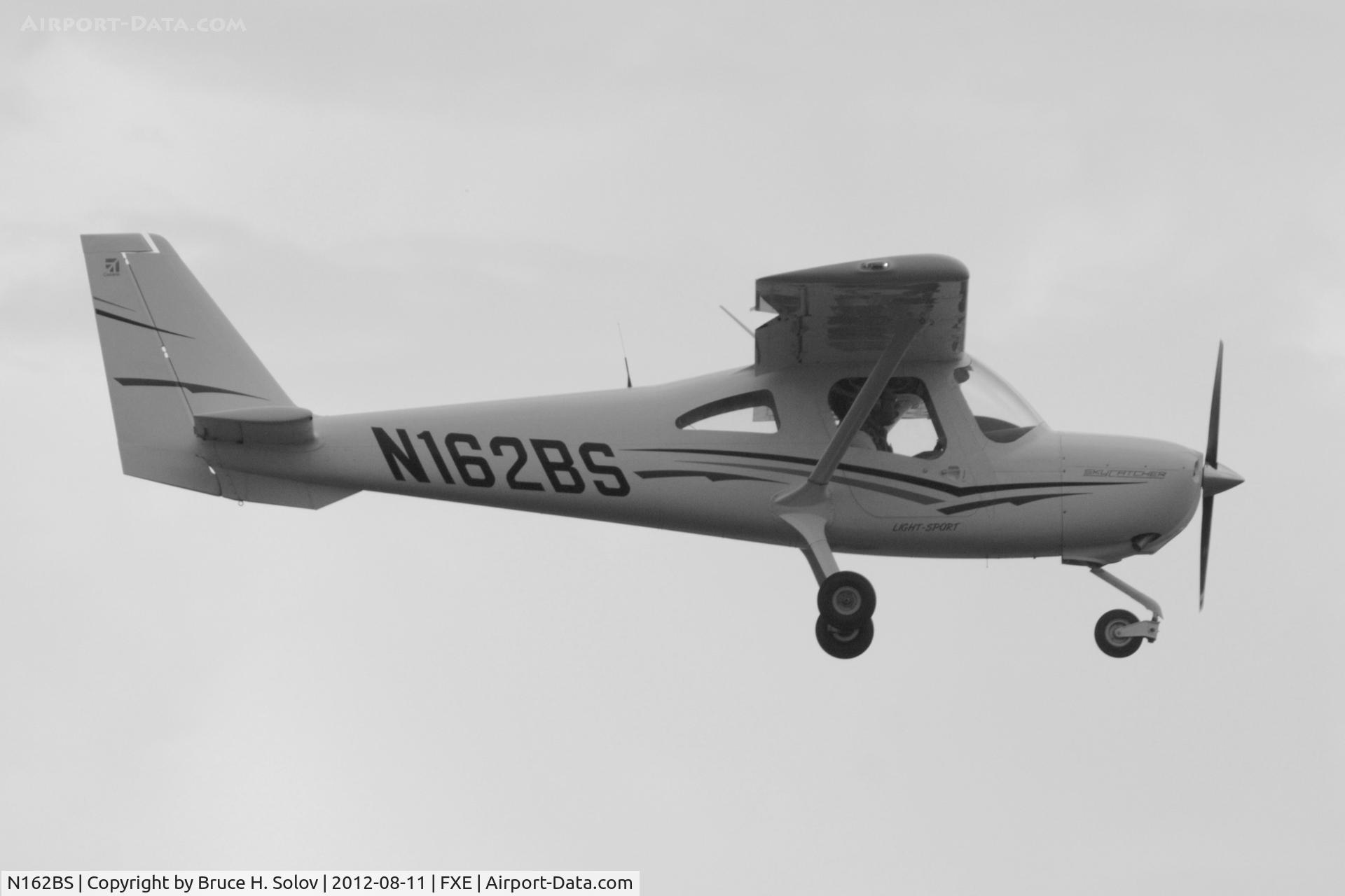 N162BS, Cessna 162 Skycatcher C/N 16200006, On approach to Runway 8 on an overcast Saturday afternoon