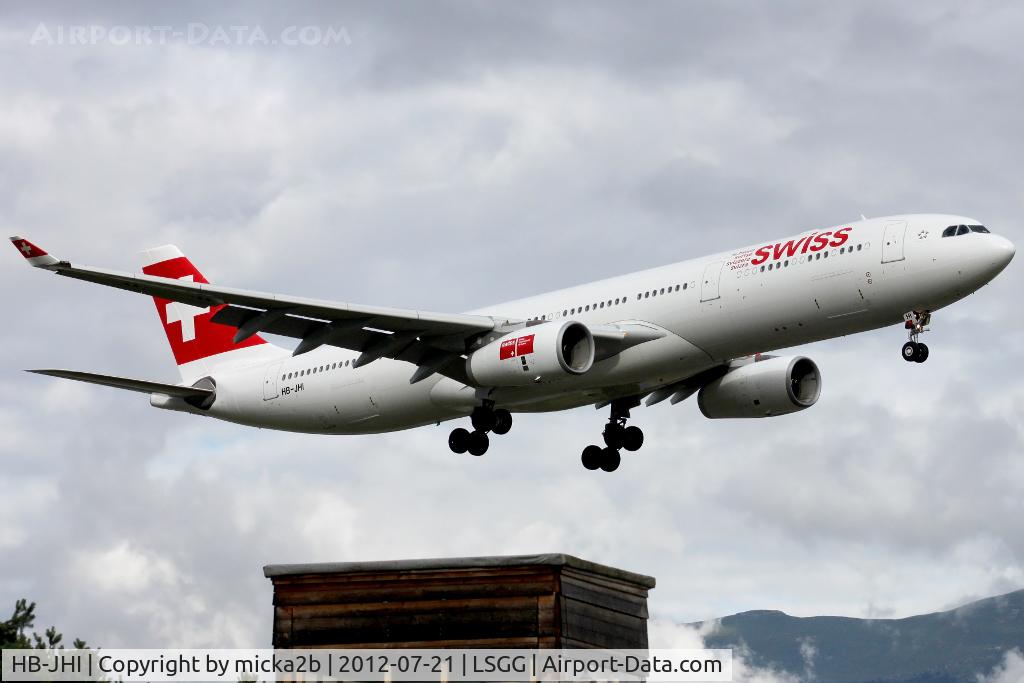 HB-JHI, 2010 Airbus A330-343X C/N 1181, Landing in 05