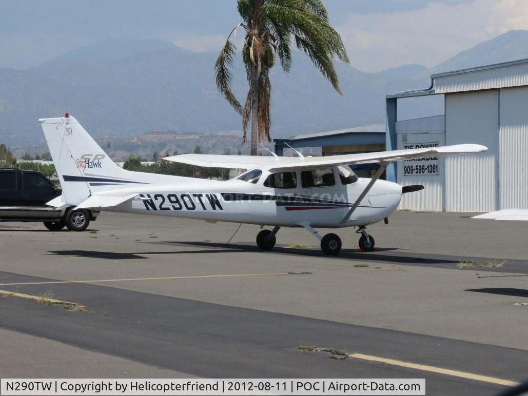 N290TW, 2001 Cessna 172S C/N 172S9020, Parked ny NA1