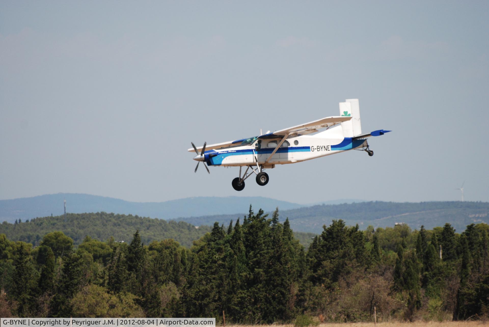 G-BYNE, 1967 Pilatus PC-6/B2-H4 Turbo Porter C/N 631, Landing after skydivers dropping at Lézignan-Corbières (France)