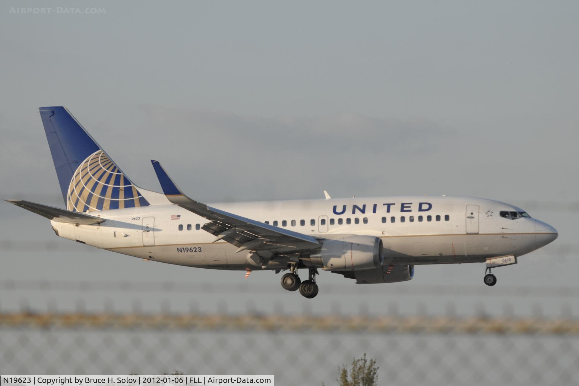 N19623, 1995 Boeing 737-524 C/N 27527, Landing on Runway 9L at KFLL