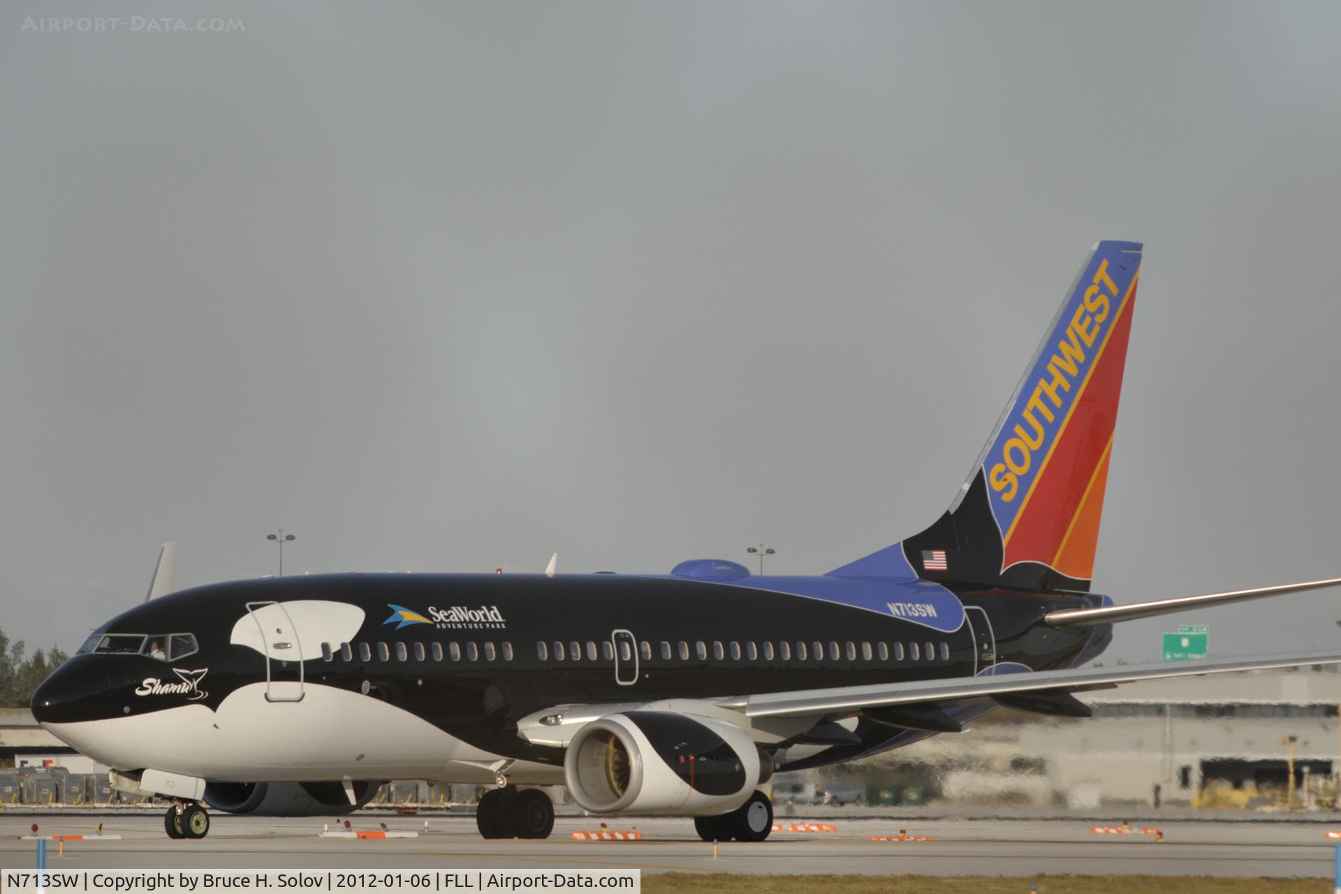 N713SW, 1998 Boeing 737-7H4 C/N 27847, Taxiing to runway 9L at KFLL