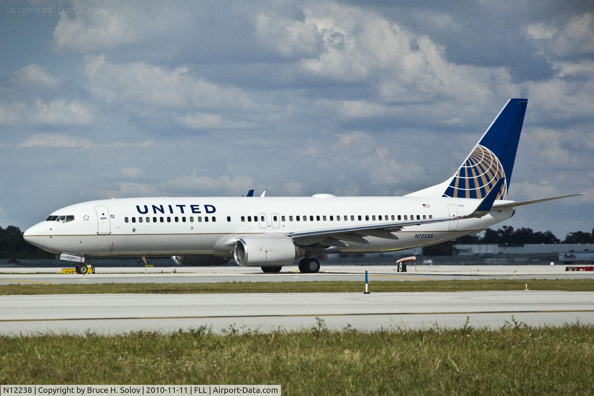 N12238, 1999 Boeing 737-824 C/N 28804, Taxiing to runway 9L at KFLL