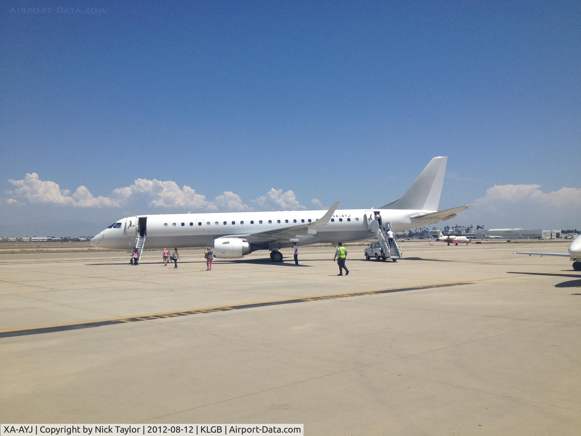 XA-AYJ, 2010 Embraer ERJ-190-100ECJ Lineage 1000 C/N 19000243, Departing for Mexico off the Signature ramp